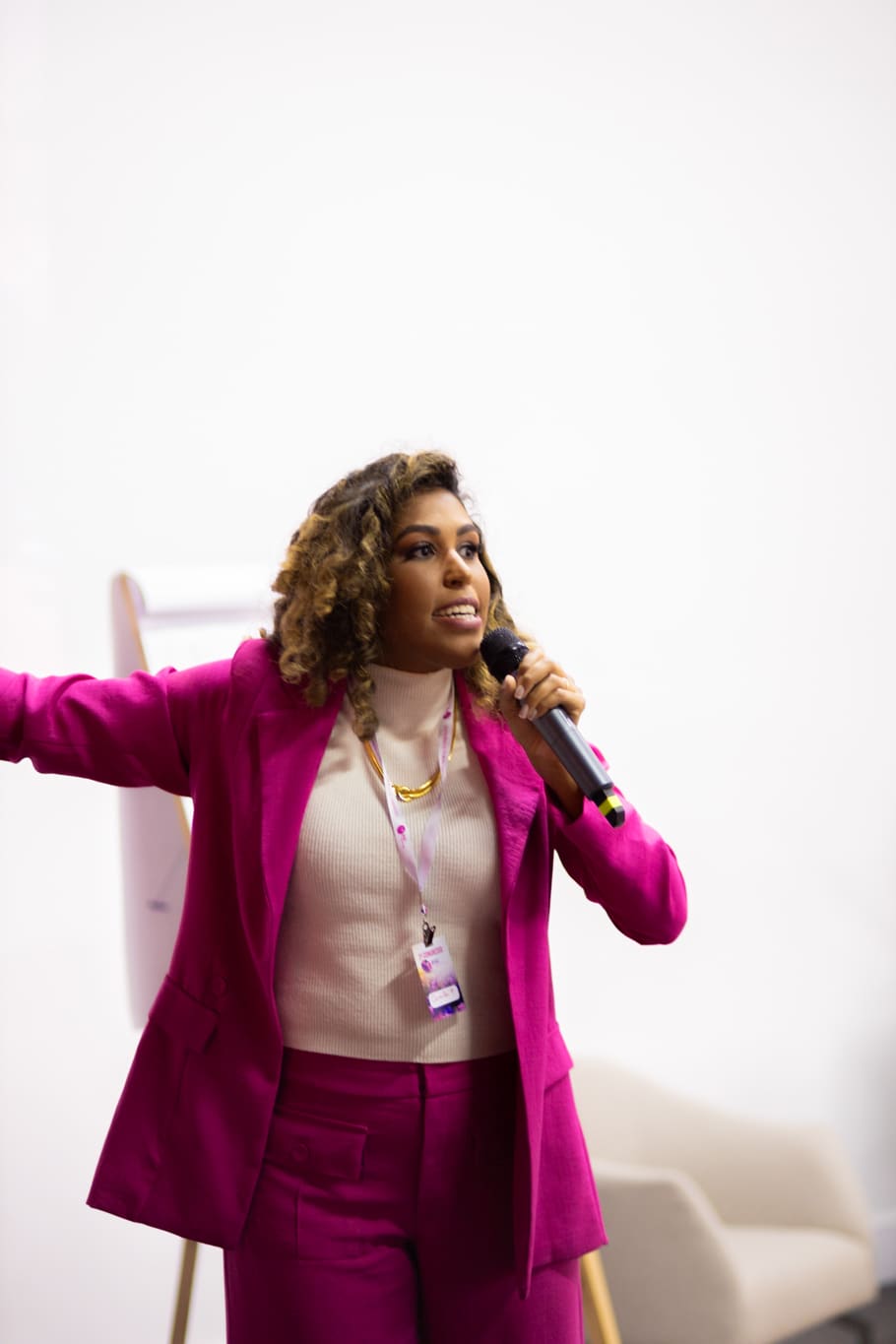 Camilla Rodrigues, psicóloga e mentora, conduzindo o Encontro de Psicólogos