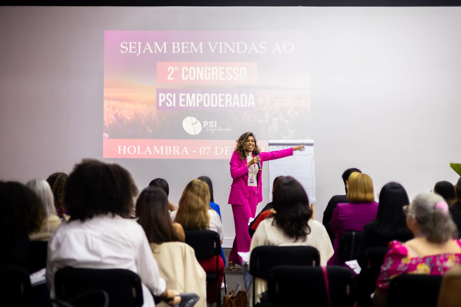 Camilla Rodrigues palestrando no palco do Encontro de Psicólogos